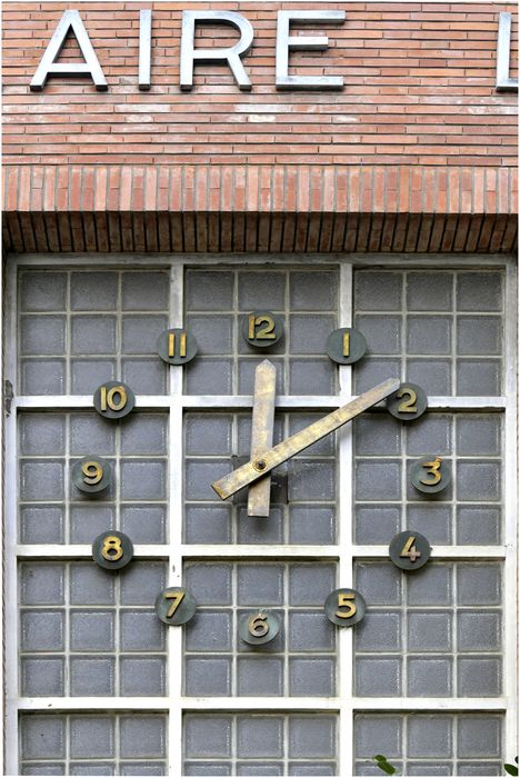 façade nord-est sur la rue de la République, détail de l’horloge