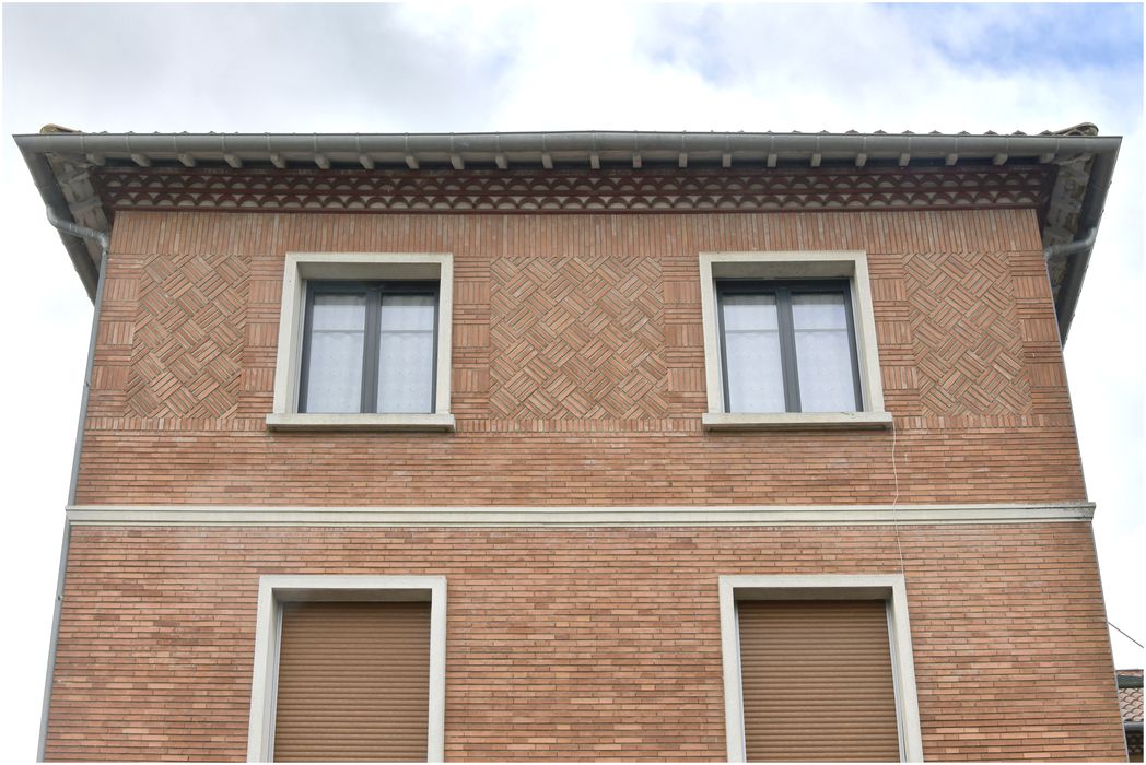 façade nord-est sur la rue de la République, aile ouest, détail des décors de briques
