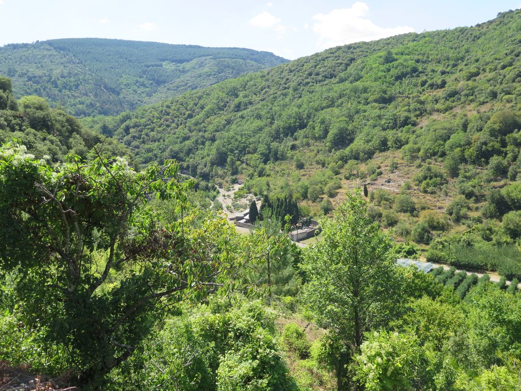 Vue d’ensemble de la chapelle et du cimetière dans le vallon.