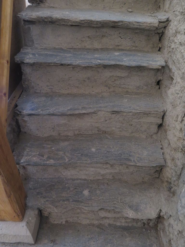 Intérieur. Escalier en schiste montant à la tribune