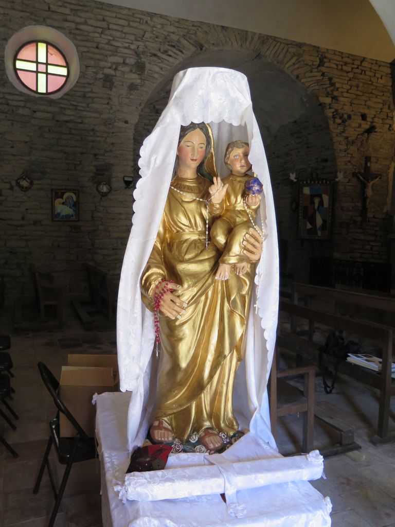 Intérieur. Vierge habillée pour procession