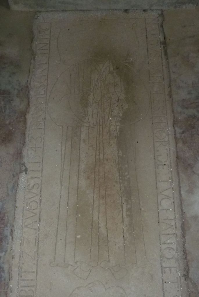 Chapelle. Pierre tombale