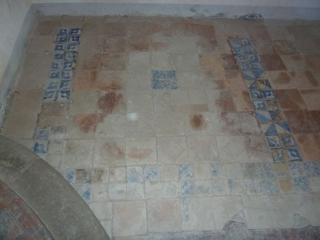 Chapelle. Pavement de briques rouges et de carreaux de faience.