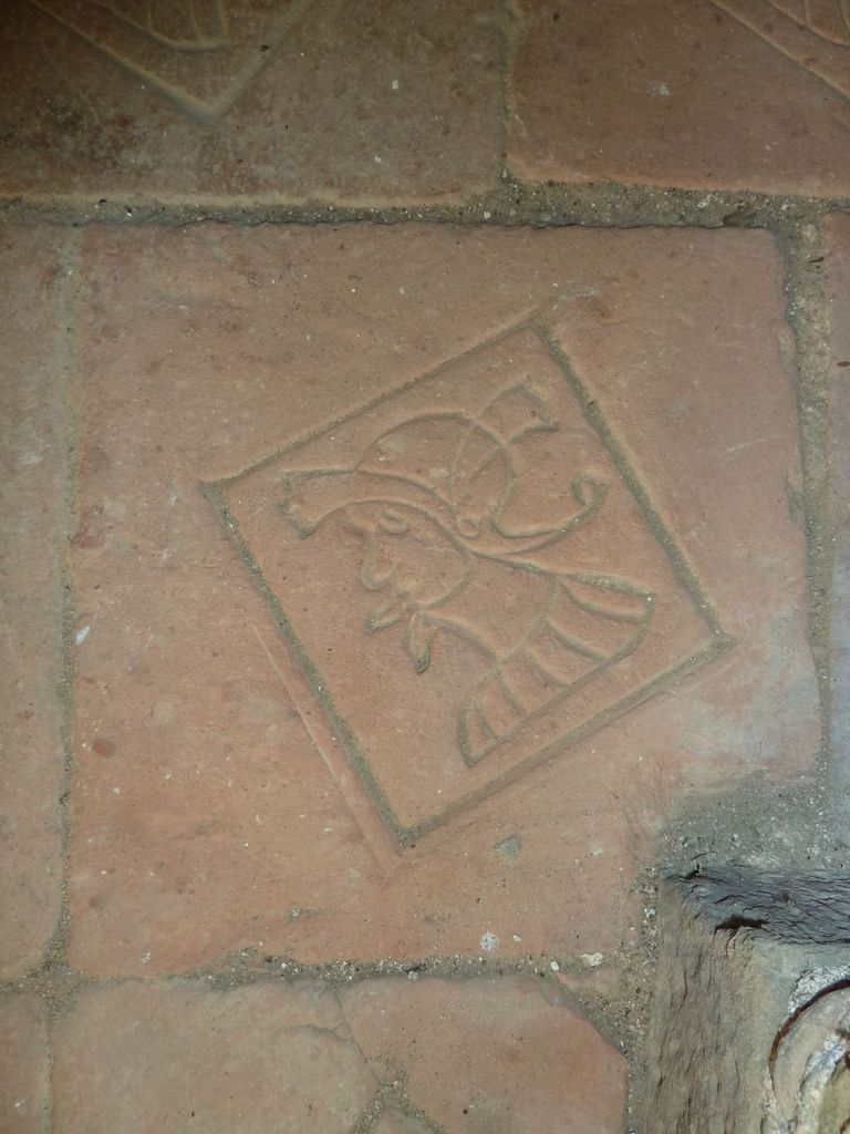 Chapelle. Pavement. Détail tête d'homme coiffée d'un casque à panache 