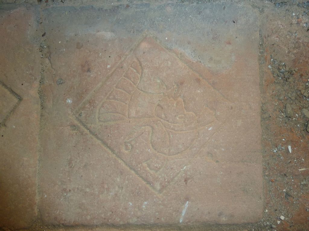 Chapelle. Pavement. Détail tête d'homme coiffée d'un casque à panache 