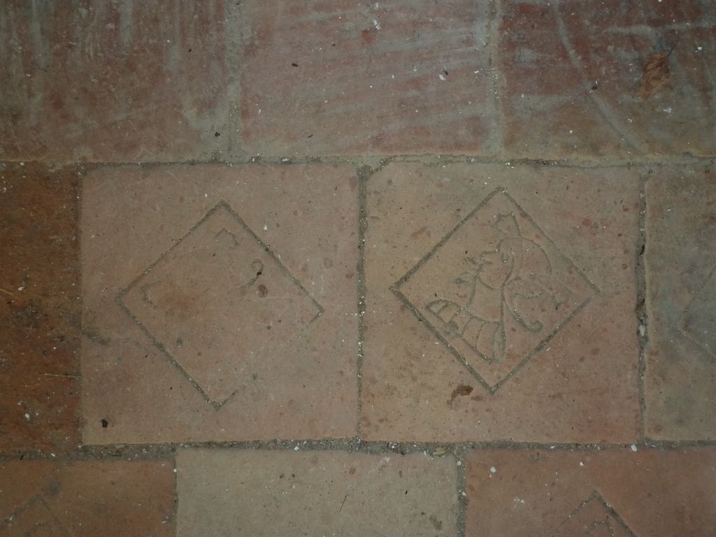 Chapelle. Pavement. Détail tête d'homme coiffée d'un casque à panache 