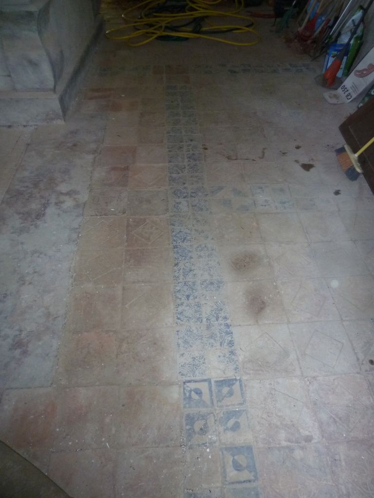Chapelle. Pavement de briques rouges et de carreaux de faience
