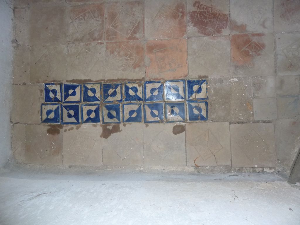 Chapelle. Pavement. Détail carreaux bleus