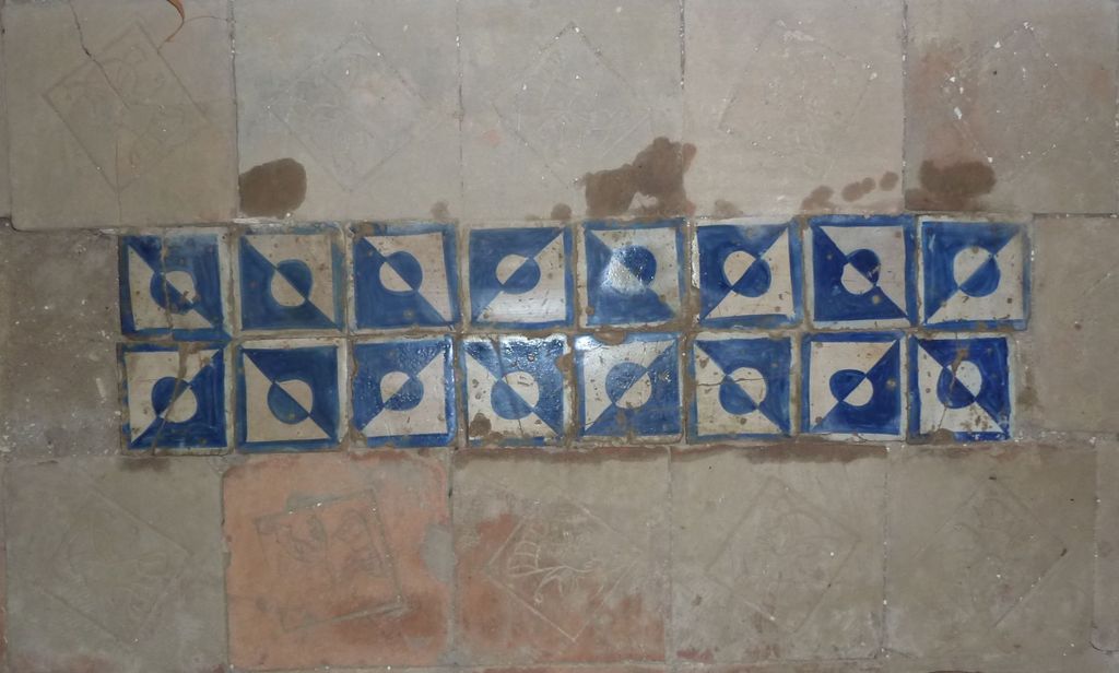 Chapelle. Pavement. Détail carreaux bleus