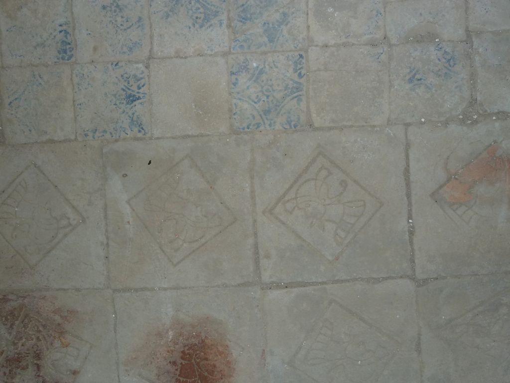 Chapelle. Pavement de briques rouges et de carreaux de faience