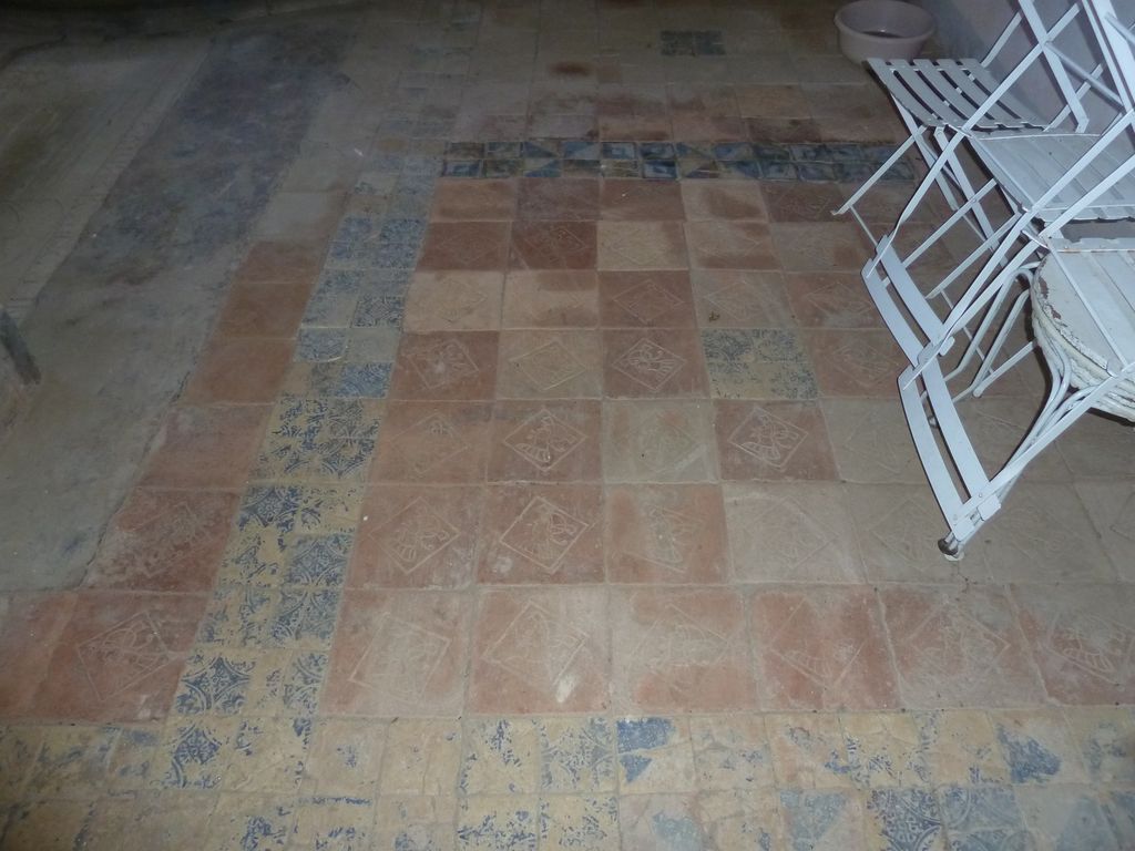 Chapelle. Pavement de briques rouges et de carreaux de faience