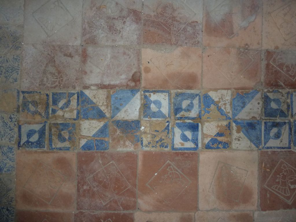 Chapelle. Pavement de briques rouges et de carreaux de faience