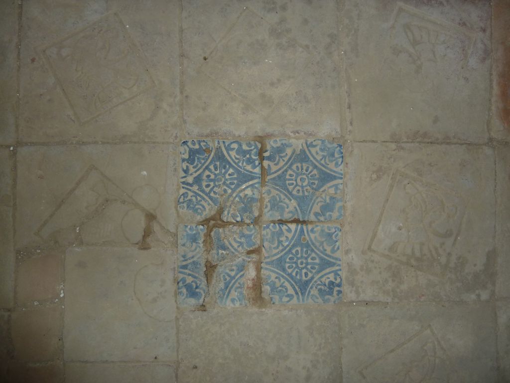 Chapelle. Pavement. Détail carreaux bleus