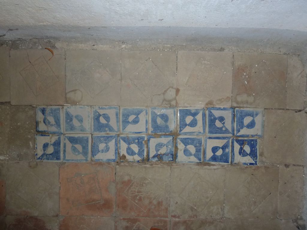 Chapelle. Pavement. Détail carreaux bleus