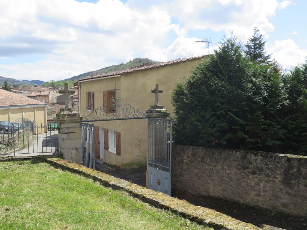 Vue entrée sud depuis l’intérieur du jardin de l’église