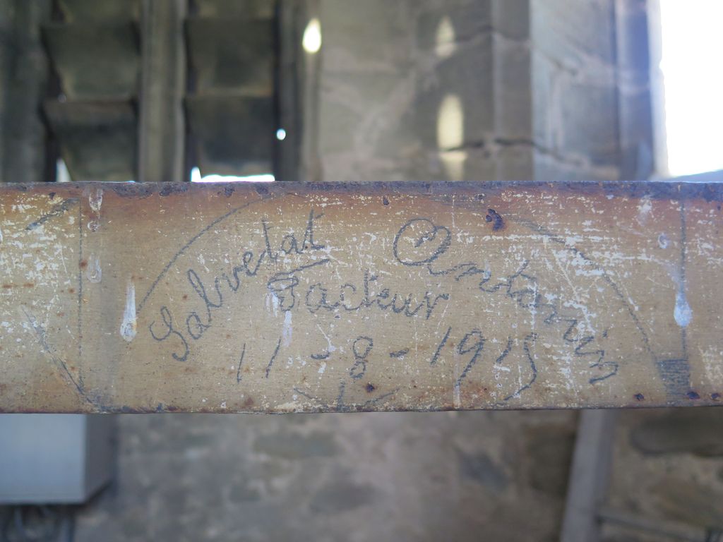 Cloches. Inscription manuscrite Salvetat Antonin facteur 11-8-1915