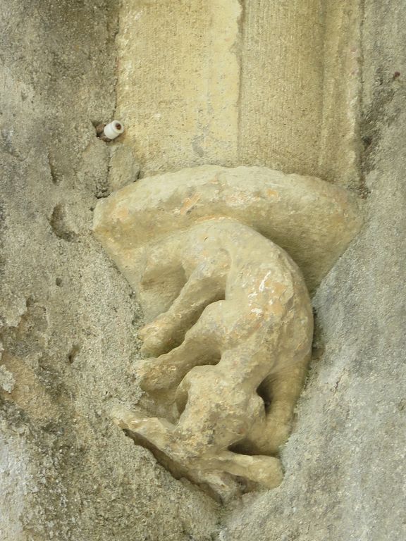 Porche. Culot sculpté. Animal