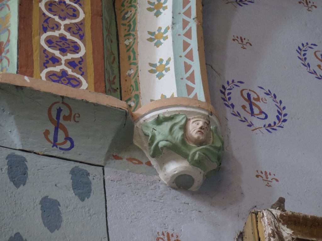 2e chapelle nord. Culot sculpté. Feuillage encadrant une tête