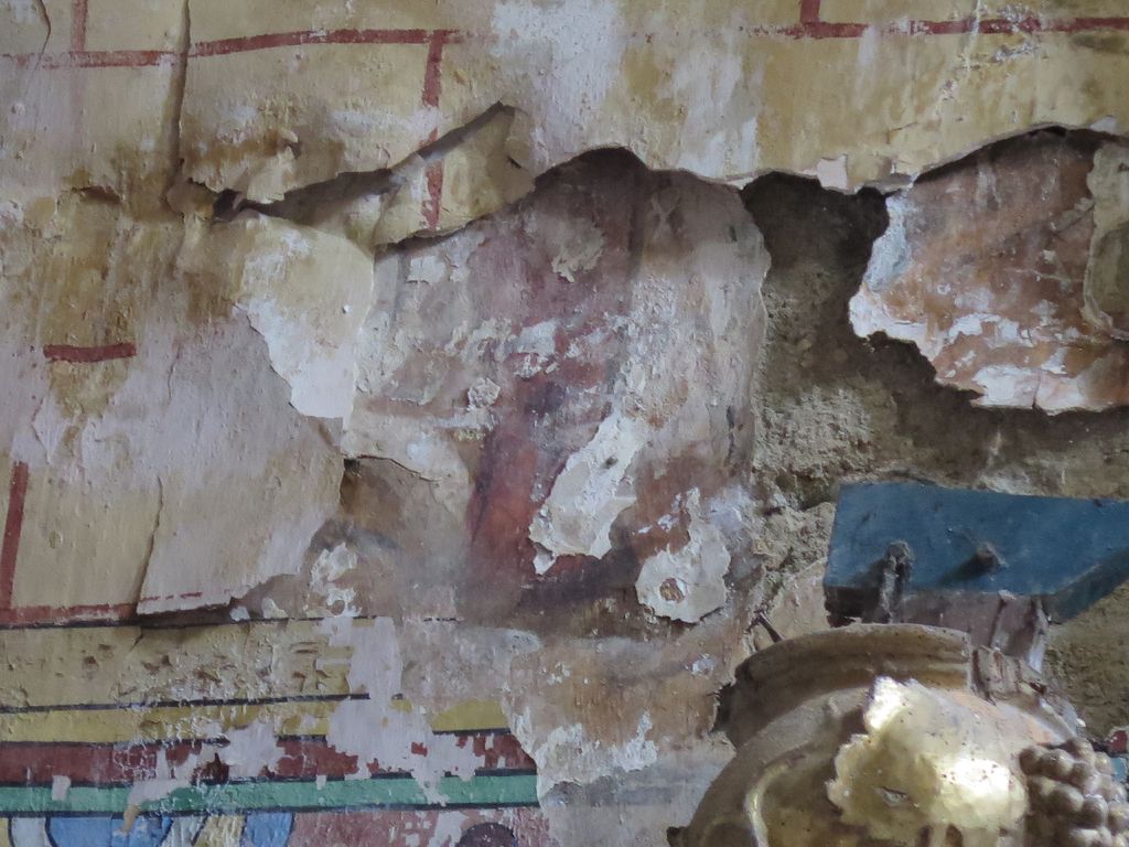 3e chapelle nord. Peintures décollées.