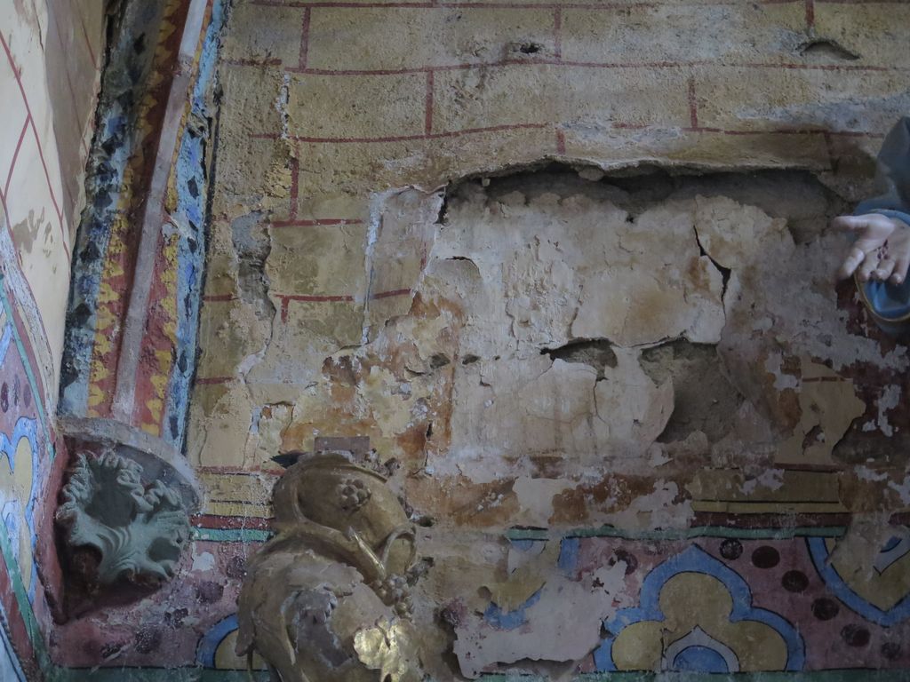 3e chapelle nord. Peintures décollées.