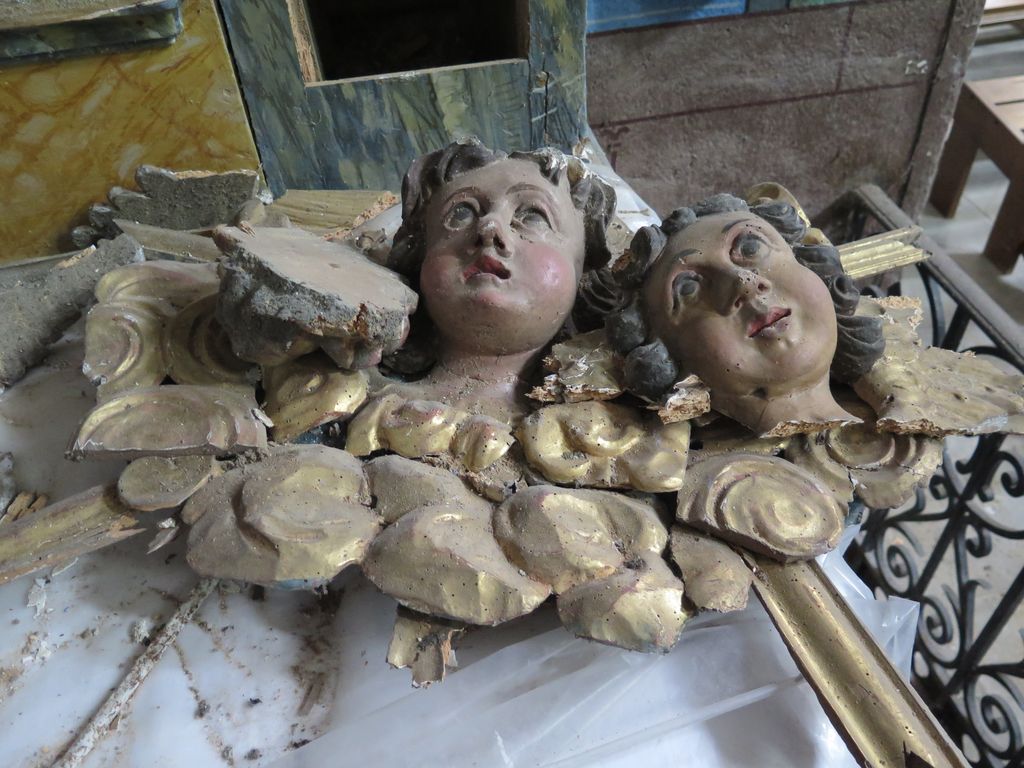 3e chapelle nord. Elements du retable tombés