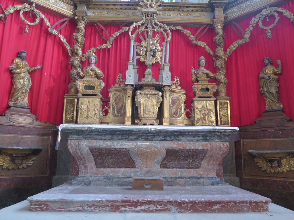 Choeur. Retable. Baldaquin