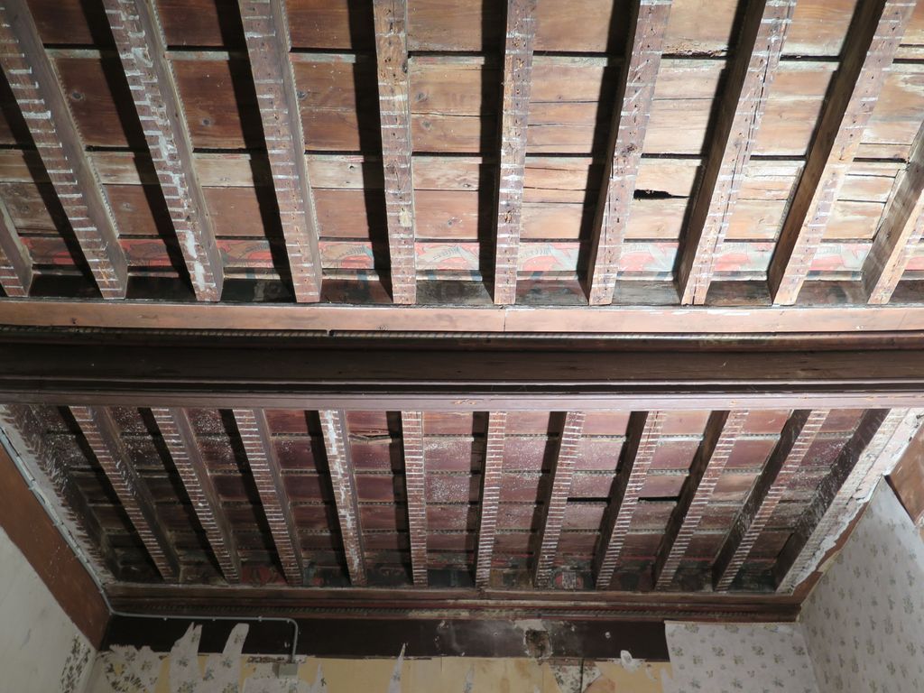 1er étage. Pièce sud-ouest charpente 4 à poutres et solives