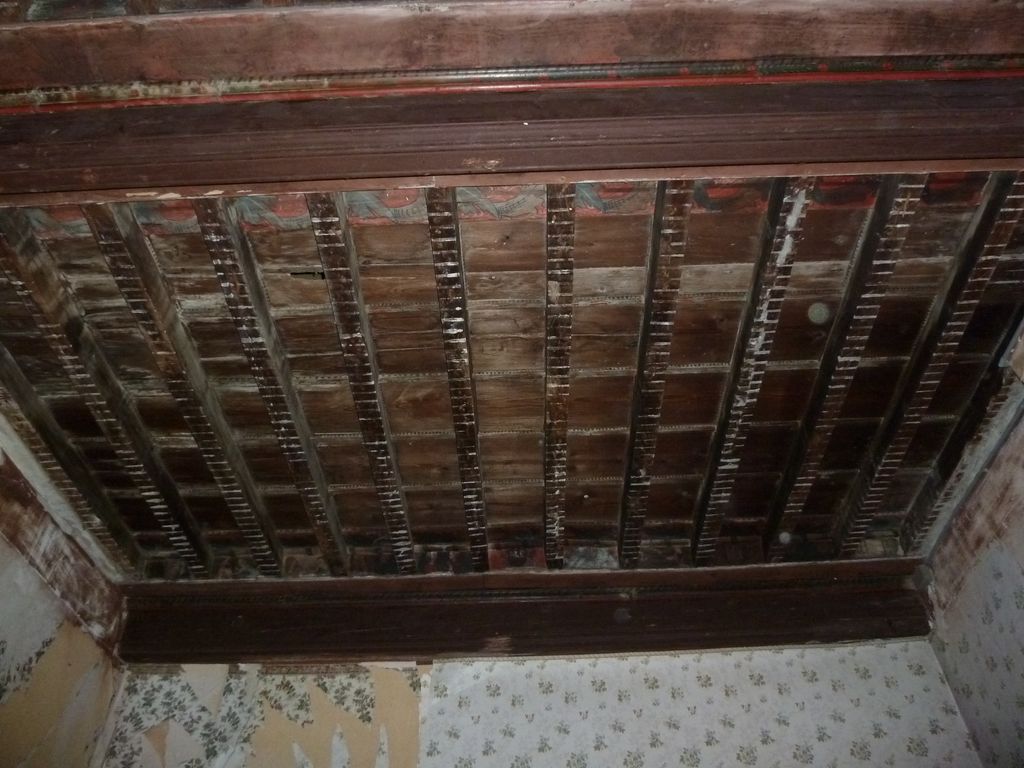 1er étage. Pièce sud-ouest charpente 4 à poutres et solives