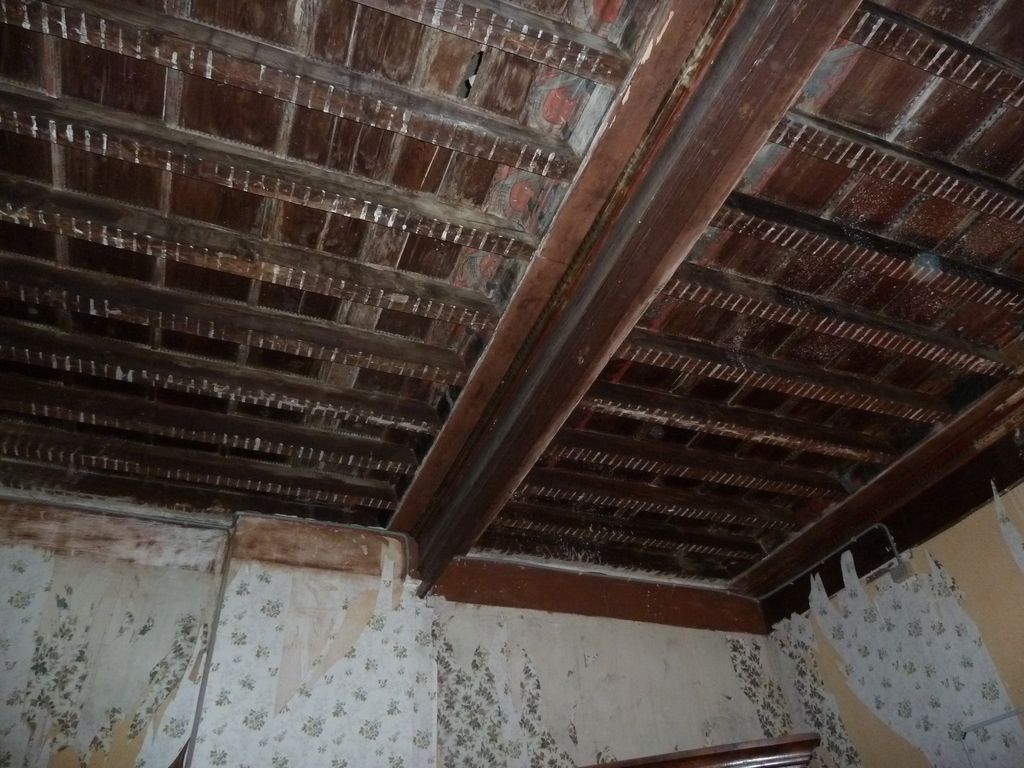 1er étage. Pièce sud-ouest charpente 4 à poutres et solives