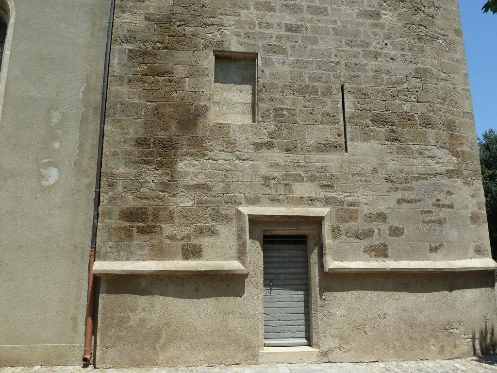 Tour clocher. Porte d’accès au clocher et au sanctuaire