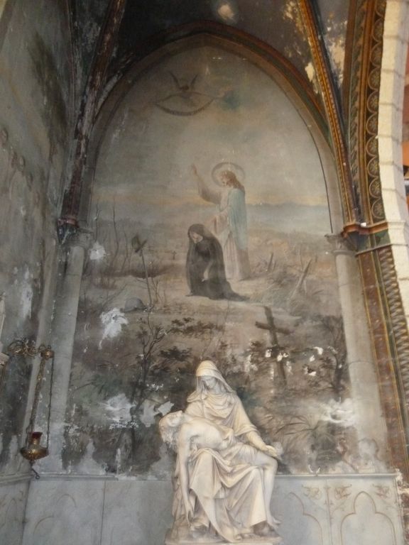 Chapelle des morts. Peinture murale monuments aux morts de la guerre de 1914-1918 : cimetière, veuve, casque, épée, Christ