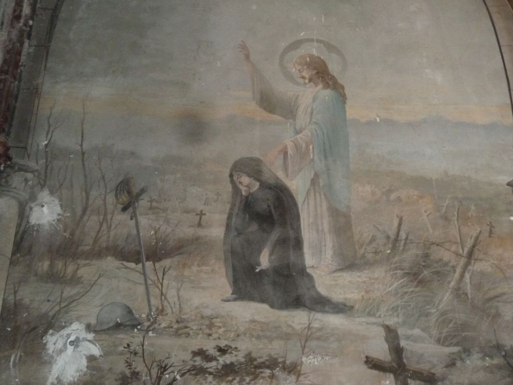 Chapelle des morts. Peinture murale monuments aux morts de la guerre de 1914-1918 : cimetière, veuve, casque, épée, Christ