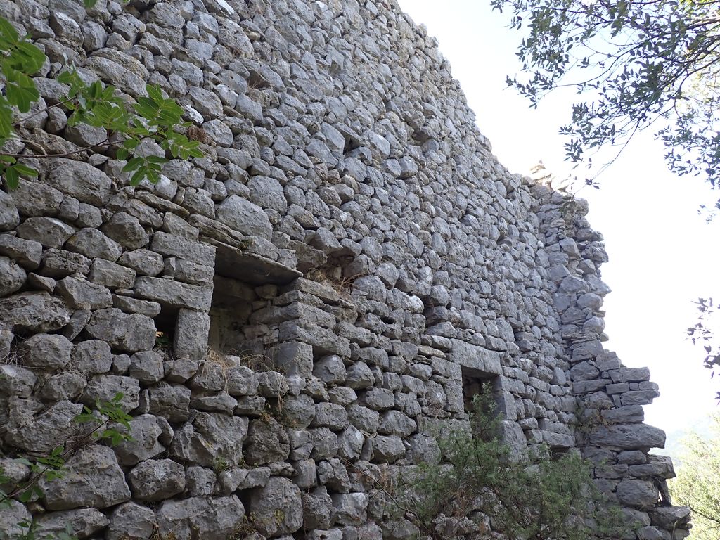 Porte principale cochère surmontée par une archère