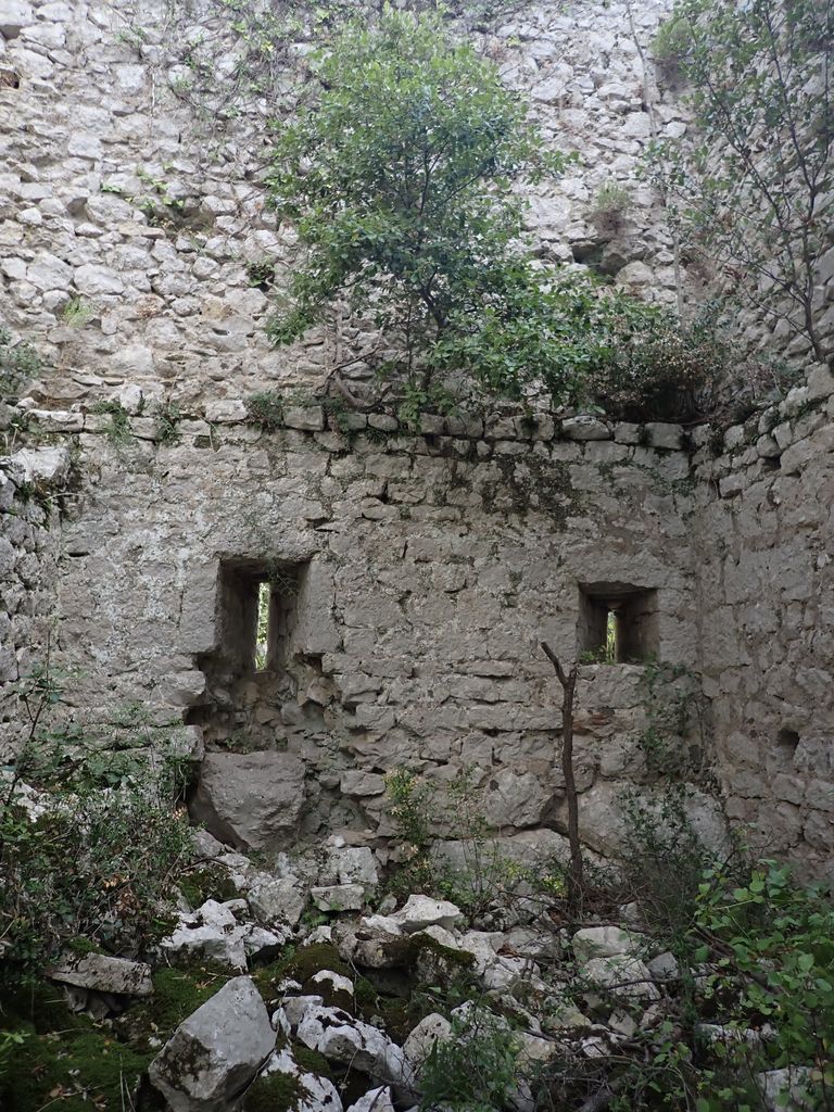 Archères et mur périphérique sud de la grande salle de la zone 4 