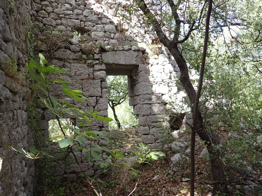 Porte encadrée de deux niches communiquant entre la zone 3 et la zone 4 