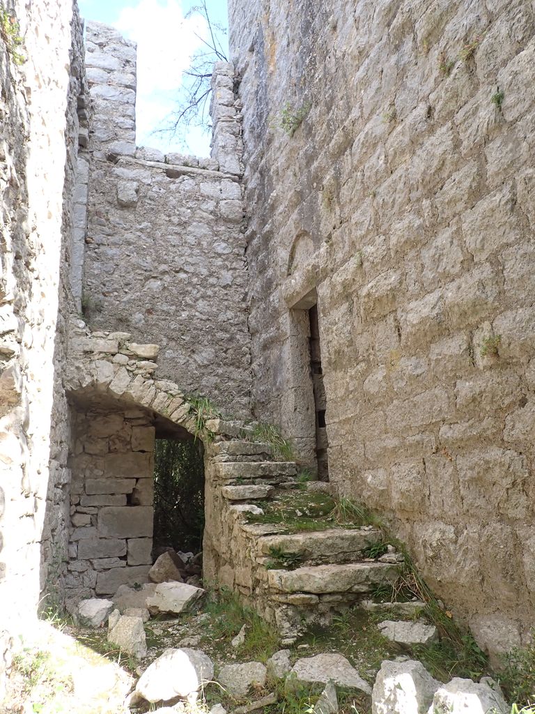 Tour maitresse (zone 5) et escalier balancé menant au 1er étage du bâtiment est de la zone 4 