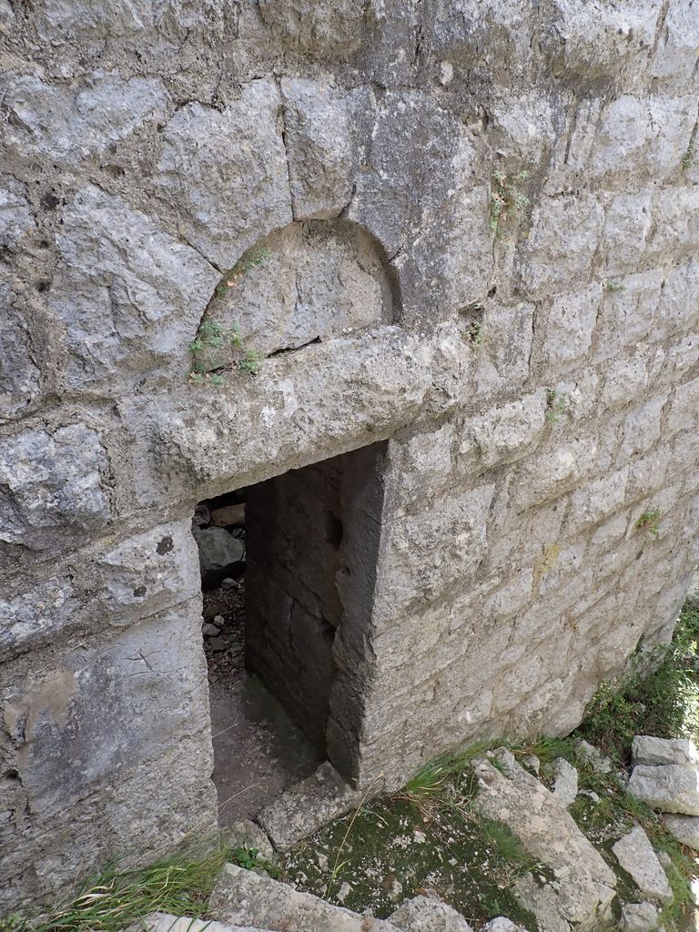 Tour maitresse (zone 5). Porte surmontée d’un linteau à bossage, arc de décharge et tympan