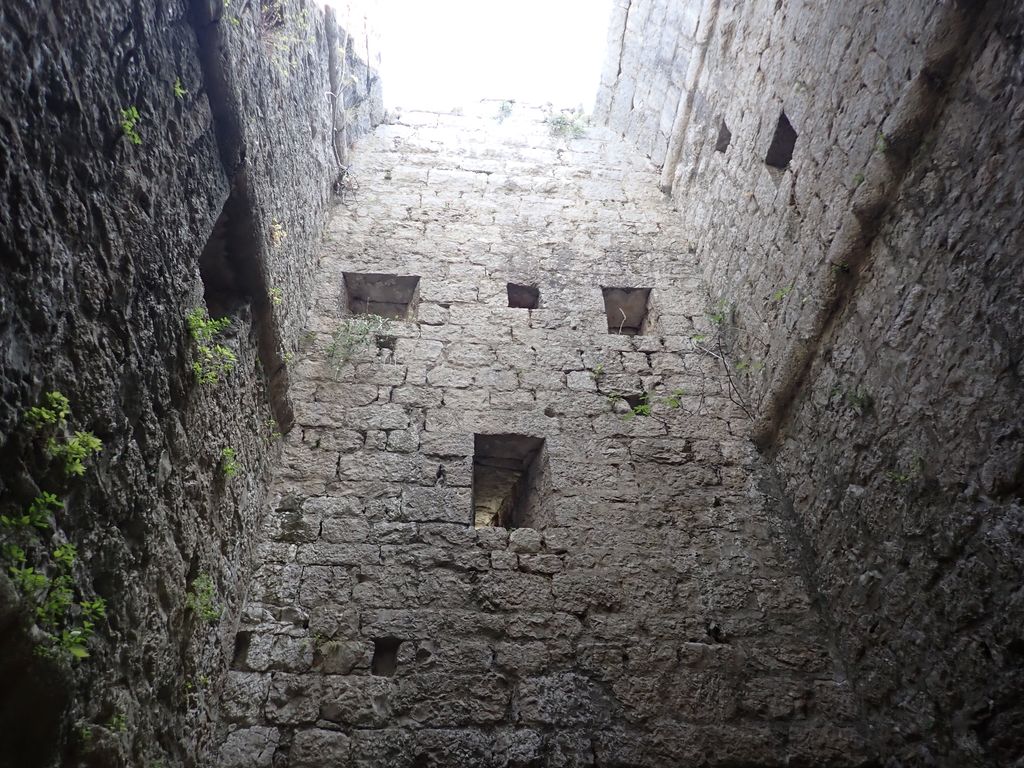 Intérieur de la tour avec stigmates du voutement en berceau, niches, archères