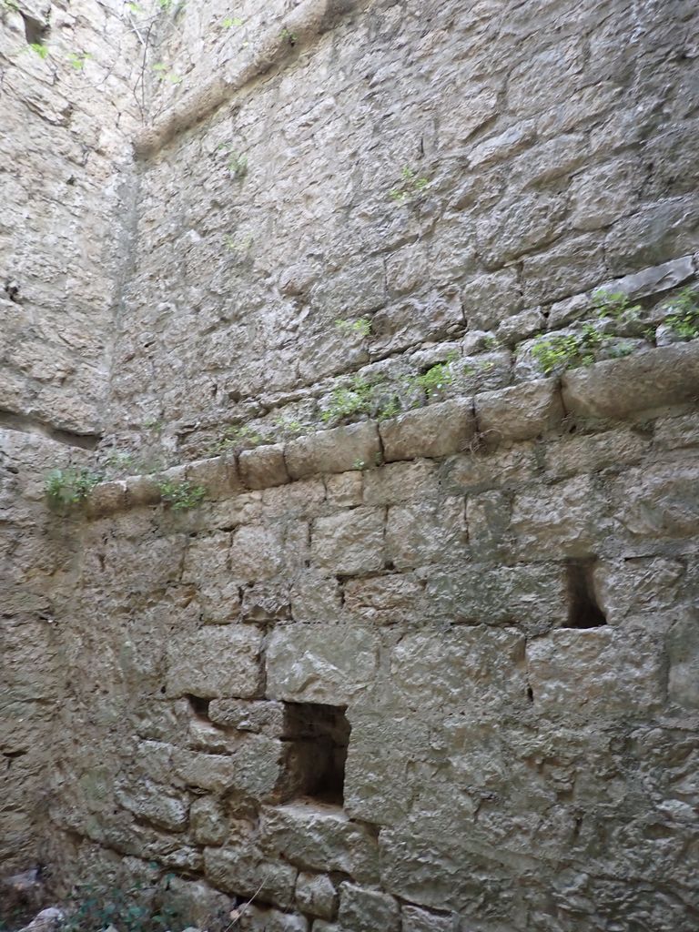 Intérieur de la tour avec stigmates du voutement en berceau, niches, archères 