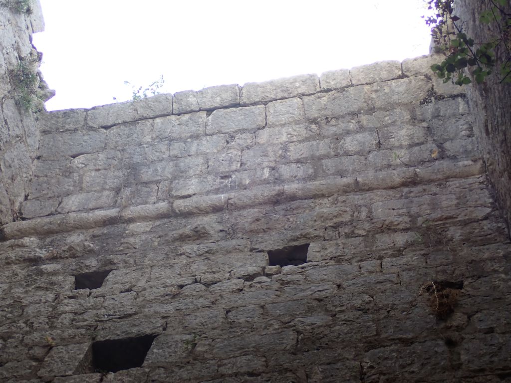 Intérieur de la tour avec stigmates du voutement en berceau, niches, archères 