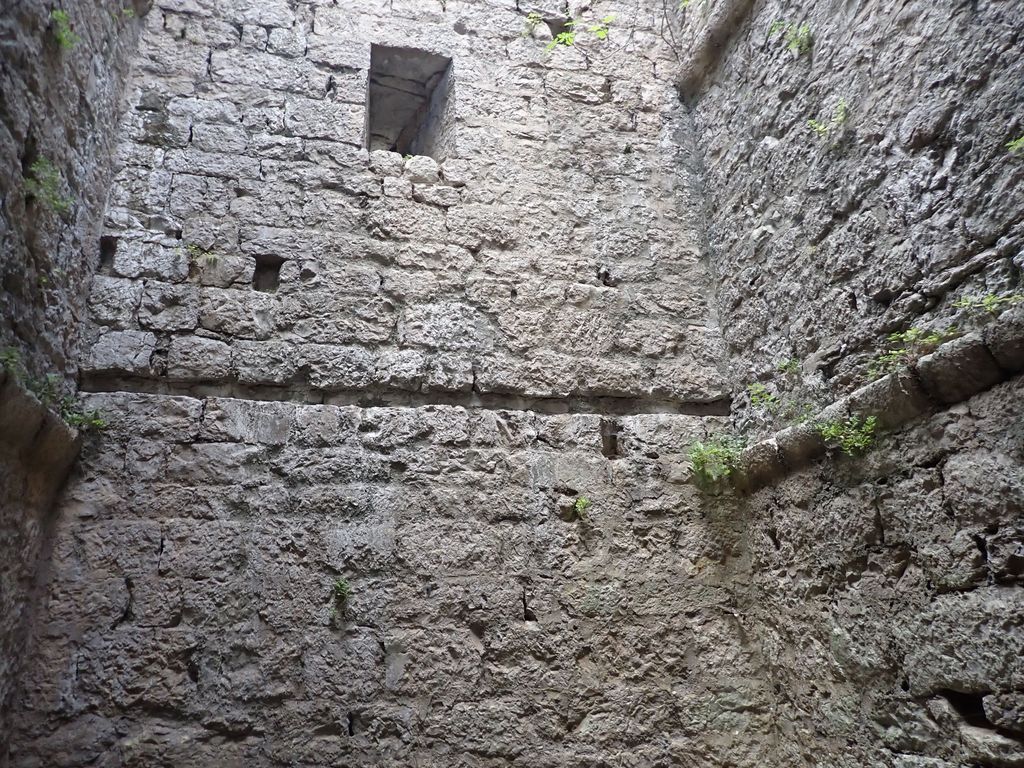 Intérieur de la tour avec stigmates du voutement en berceau, niches, archères 