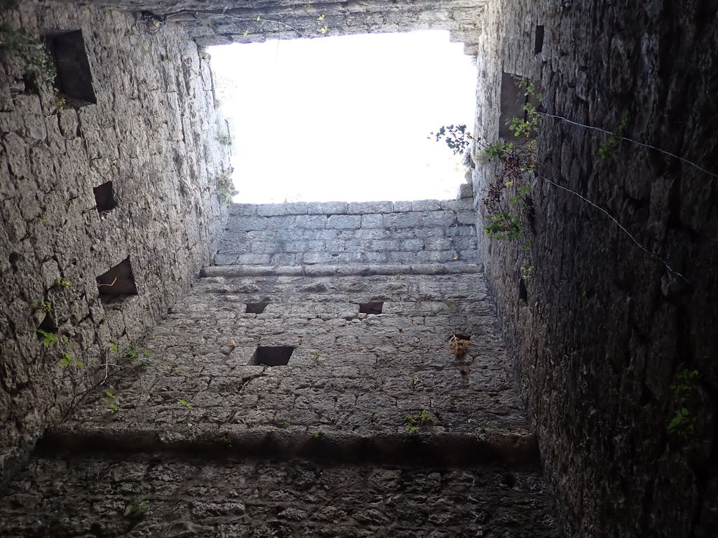 Intérieur de la tour avec stigmates du voutement en berceau, niches, archères 