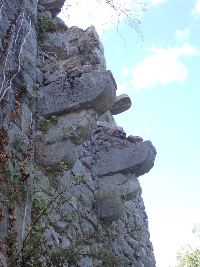 Corbeaux d’une bretèche sur la façade ouest de la poterne de la zone 4