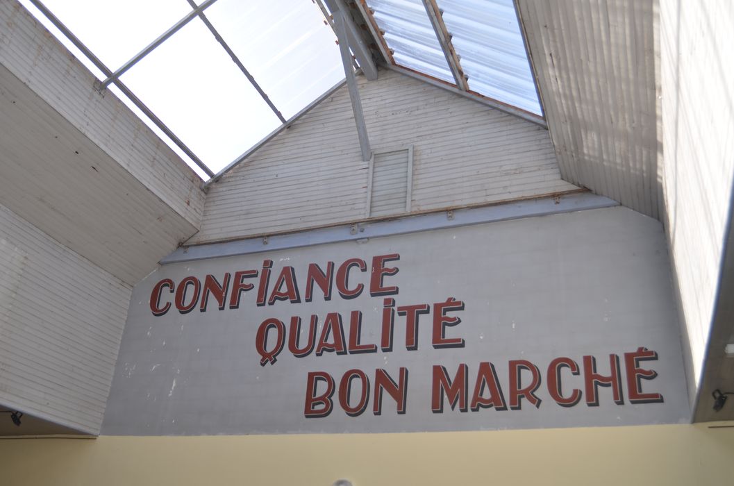 message publicitaire à l’intérieur du magasin