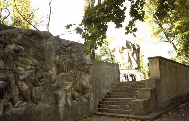 Vue des bas-reliefs du monument aux morts de la guerre de 1914-1918.