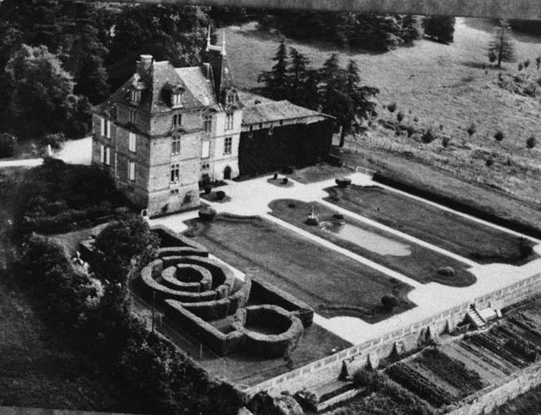 Vue aérienne, jardins et château.