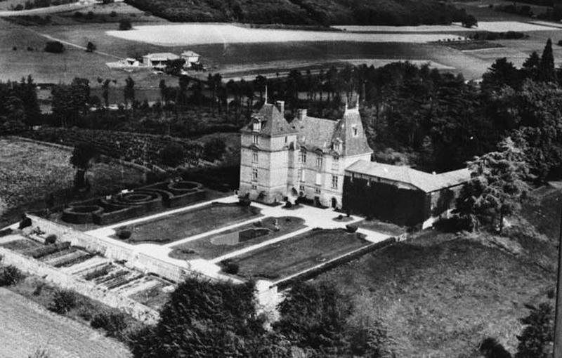 Vue aérienne, jardins et château.