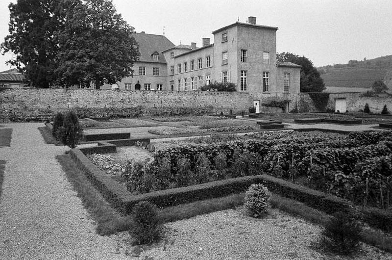 Vue d'ensemble, jardins et corps de logis principal.