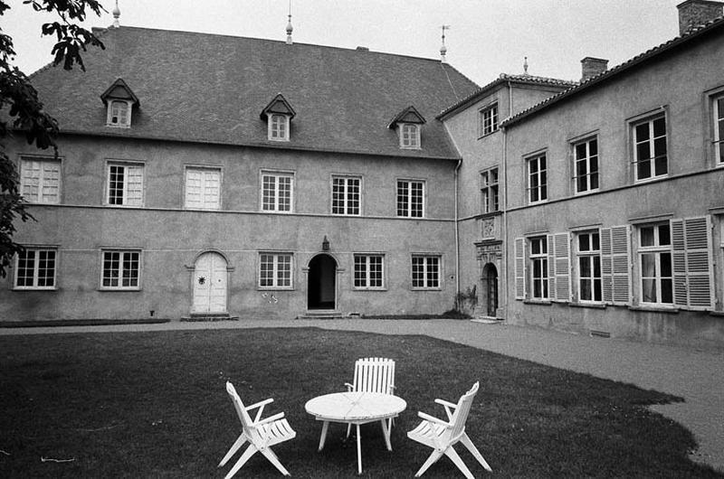 Façades Est et Sud, sur cour intérieure.