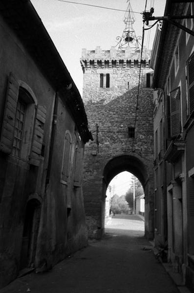 Porte vue depuis une rue du bourg.